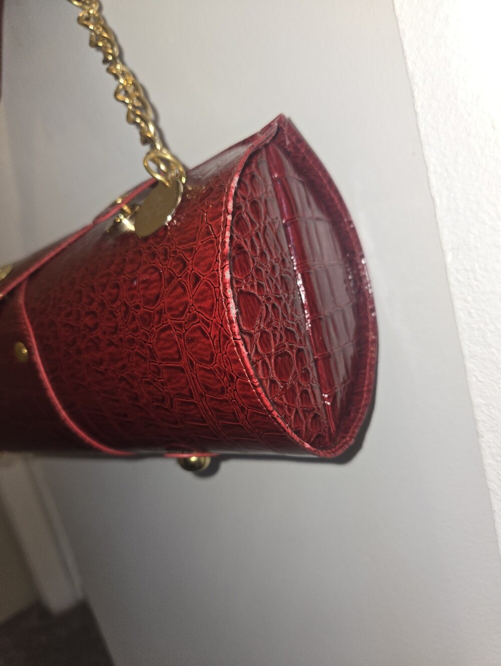 Red Croc-Embossed Barrel Handbag with Gold Chain For Wine Bottle - Picture 8 of 14